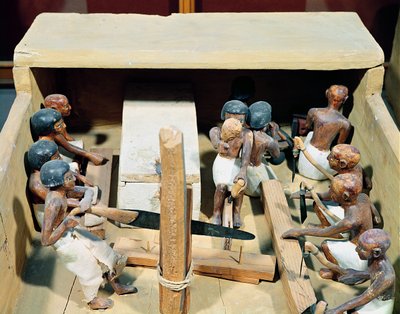 Modelo funerário de uma oficina de carpintaria, do túmulo de Meketre, Vale dos Nobres, Reino Médio, c.2000 aC (madeira pintada) de Egyptian 11th Dynasty
