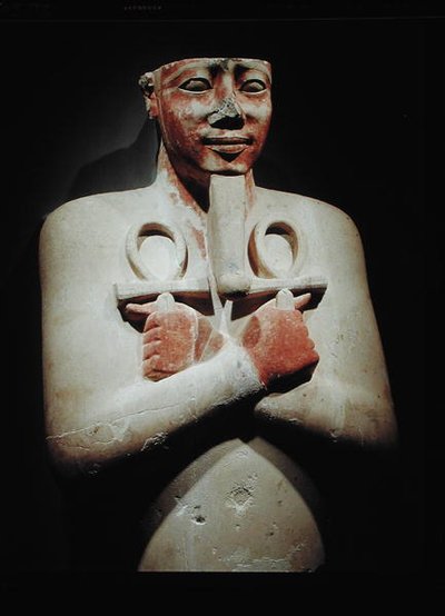 Estátua de Sesostris I (c.1918-1875 aC) segurando o ankh em ambas as mãos cruzadas sobre o peito, do Templo de Karnak, New Kingdom (pedra pintada) de Egyptian 12th Dynasty