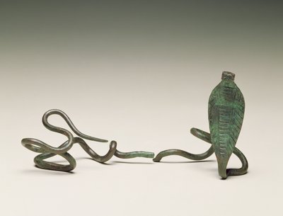 Varinha em forma de uraeus, do túmulo 5 do Ramesseum, Tebas, Middle Kingdom, 1773-1650 aC (liga de cobre) de Egyptian 13th Dynasty