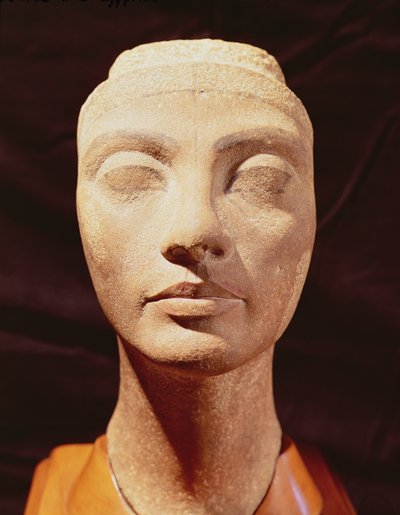 Uma cabeça real, possivelmente de Nefertiti, de Memphis, New Kingdom (quartzito) (veja também 158683) de Egyptian 18th Dynasty