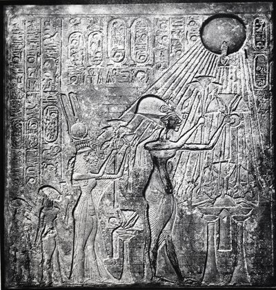 Akhenaten (Amenhotep IV) faraó herege, reinou de c150 aC, aqui com Nefertiti e suas duas filhas oferecendo presentes ao Sol. Alívio originalmente no Templo do Sol, Tebas. Roupas de linho de Egyptian 18th Dynasty