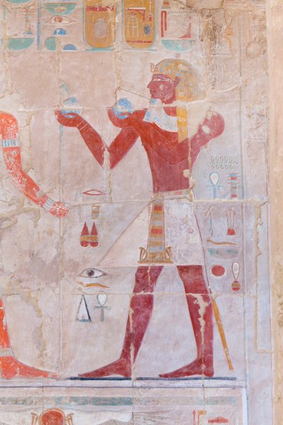Imagem em baixo relevo representando um faraó a fazer oferendas, templo Hatshepsut de Deir Al Bahari, Luxor, Egipto (foto) de Egyptian 18th Dynasty