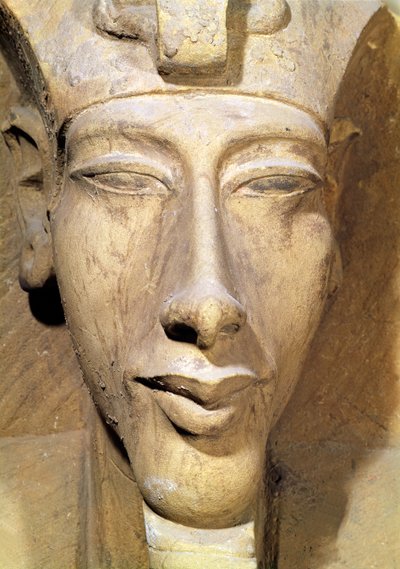 Busto de Amenophis IV (Akhenaton) (c.1364-1347 aC) do Templo de Amon, Karnak, c.1353-1337 aC (arenito) (detalhe) de Egyptian 18th Dynasty