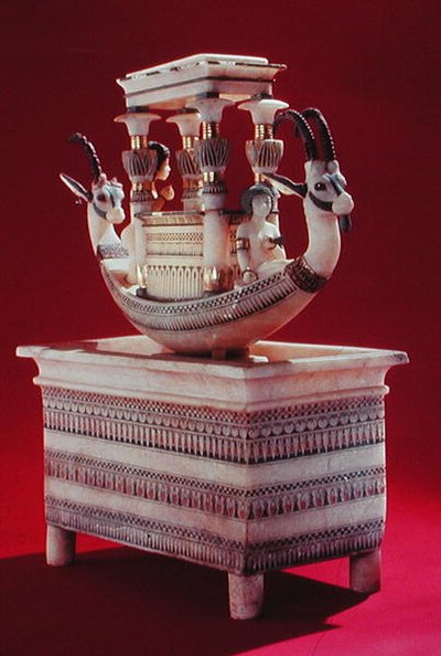 Peito com um barco decorado com duas cabeças de um íbex sírio e duas figuras femininas que se acredita serem a Princesa Mutnedjmet, do túmulo de Tutancâmon (c.1370-1352 aC). Novo reino (alabastro) (ver também 14 de Egyptian 18th Dynasty