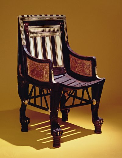 Cadeira de criança, do túmulo de Tutankhamon, New Kingdom (madeira com marchetaria de marfim) de Egyptian 18th Dynasty