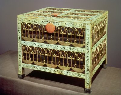 Arcas do tesouro do túmulo de Tutancâmon (c.1370-52 aC) Novo Reino (madeira e marfim com ouro aplicado e prata) de Egyptian 18th Dynasty