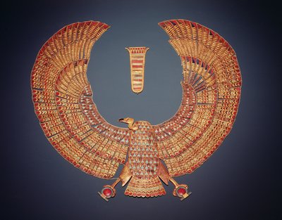 Colar na forma da deusa abutre Nekhbet, do túmulo de Tutancâmon (c.1370-1352 aC) Novo Reino (ouro incrustado com pedras semipreciosas) (ver também 153789) de Egyptian 18th Dynasty