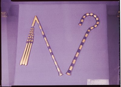 Crook e flail, do Túmulo de Tutankhamun (c.1370-1352 AC) Novo Reino (vidro azul, obsidiano e dourado montado sobre bronze) (ver também 227988) de Egyptian 18th Dynasty