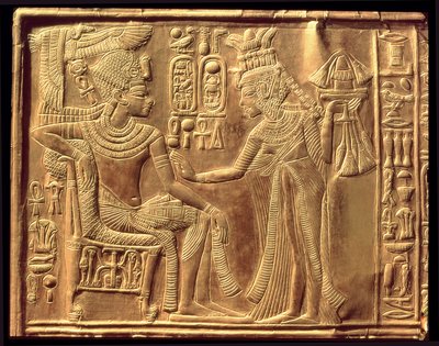 Detalhe do Santuário Dourado de Tutancâmon (c.1370-52 aC), representando a Rainha que o ungiu com o unguento perfumado, Novo Reino (madeira revestida com gesso coberto com folha de ouro) de Egyptian 18th Dynasty