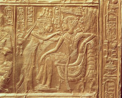 Detalhe do pequeno santuário de Tutancâmon representando a Rainha que prende um colar em volta do pescoço do rei, Novo Reino, c.1340 aC (folheado a ouro) (ver também 228562) de Egyptian 18th Dynasty