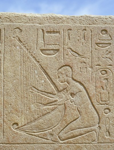 Pormenor de um relevo representando um músico, Karnark (foto) de Egyptian 18th Dynasty