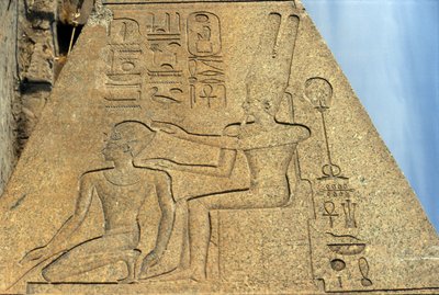 Detalhe do obelisco caído da rainha Hatshepsut de Egyptian 18th Dynasty