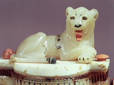 Detalhe da tampa de um frasco de unguento com a figura do rei como um leão, do túmulo de Tutancâmon (c.1370-52 aC) Novo Reino (pintado de alabastro) (ver também 148194) de Egyptian 18th Dynasty