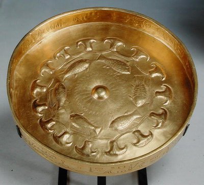 Prato pertencente ao General Thuty ou Djehwty decorado com peixes e flores, New Kingdom, c.1479-1425 (ouro) de Egyptian 18th Dynasty