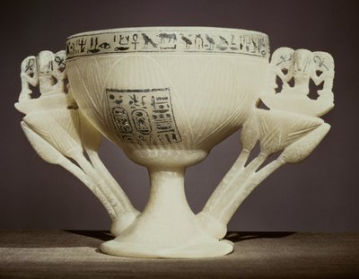 Taça para beber na forma de uma flor de lótus entreaberta, encontrada na entrada do túmulo de Tutancâmon (c.1370-52 aC) Novo reino (alabastro) (ver também 162302 e 228555) de Egyptian 18th Dynasty