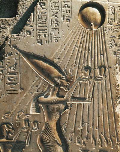 Egito, Tell el-Amarna, Bas-relief representando Amenhotep IV (Faraó Akhenaten, cerca de 1360- 1342) enquanto adorava o disco solar, 18ª dinastia, Novo Reino (pedra calcária) de Egyptian 18th Dynasty
