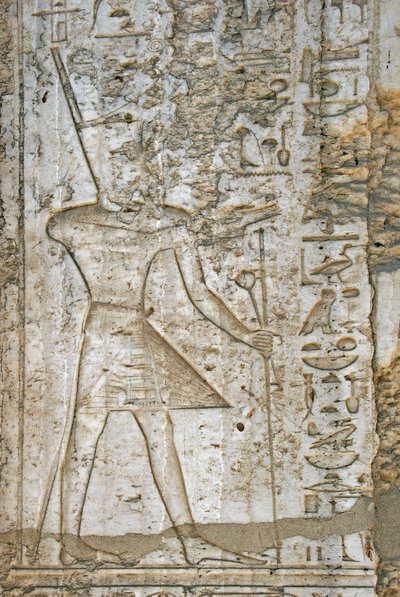 Antiguidade egípcia: detalhe dos relevos da capela do albastro do faraó Thutmosis IV (1419-1387 a.C.) representando-o ostentando os símbolos do poder. Museu ao Ar Livre do Templo de Karnak Egito de Egyptian 18th Dynasty