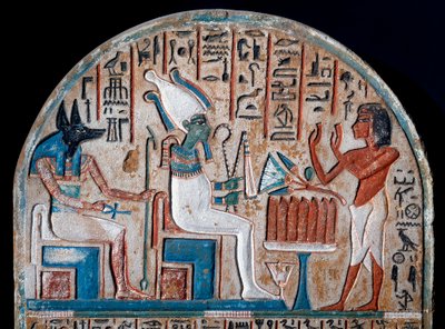 Antiquidade egípcia: Nanai stele o representante que venera Osíris e Anubis, divindade dos mortos que tem a chave da vida na forma de uma cruz de Ancião (Ankh). Calcário pintado. Fim da 18ª dinastia. Século XIV a.C. Turim, museo egípcio - Egípcio de Egyptian 18th Dynasty