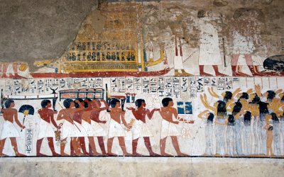 Antiquidade egípcia: "Portadores de oferendas e choro" Fresco do Túmulo de Vizir Ramose (18ª dinastia). Luxor, Cisjordânia, Vale dos Nobres do Egito - Antigo Egito: portadores de oferendas e lamentadores. Fresco da Tumba do Vizir Ramose (18ª dinastia). de Egyptian 18th Dynasty