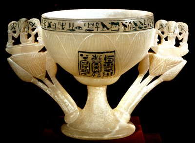 Antiquite egípcia: taça do imortalite dos benfeitores de Tebas. Cálice de lótus em forma de albastro. Do tesouro de Tutankhamun (all-Ankh-amun ou Tutankhamun) (1345-1327 AC) 18ª dinastia. encontrada no Vale dos Reis, Tebas. 1342 A.C. Cairo, Egito. de Egyptian 18th Dynasty