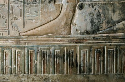 Antiquite egípcio: alívio representando o pé do escriba deixando o túmulo e o friso palaciano do túmulo de Kha em Het (Khaemhat) inspetor de sótãos e escriba na corte de Amenophis III (TT57). 18ª dinastia. 1530-1290 AC. Vallee des Nobles. L de Egyptian 18th Dynasty