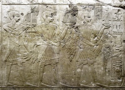 Antiguidade egípcia: representação de portadores de ofertas. Baixo relevo do Túmulo de Vizir Ramose (18ª dinastia). Luxor, Tebas, Vale dos Nobres do Egito de Egyptian 18th Dynasty