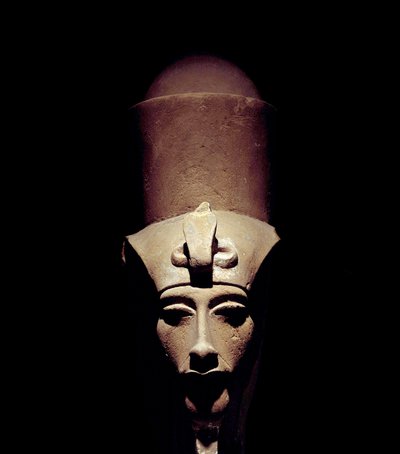 Antiquite egípcia: estátua de Amenhotep IV (Amenophis IV ou Akhenaton) com a coroa dupla. 1301 AC. 18ª dinastia. Detalhe da escultura. Do Templo de Amon Ra em Tebas. Luksor (Luxor ou Luqsor). Museu de Luxor. Egito de Egyptian 18th Dynasty