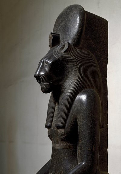 Antiquidade egípcia: a divindade leoa Sekhmet coroada com o disco solar. Estátua de granito preto. 1540-1295 AC. Dim. 210 cm Torino, museu egípcio. de Egyptian 18th Dynasty