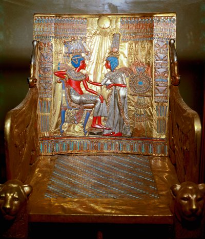 Antiquite egípcia: um trono em madeira dourada e pintado por Tutankhamun sendo parte do Tresor do Faraó. Representação da Rainha Ankhesenpaaton (Ankhesenpaamon, Ankhesenamon) que massageia com óleo o ombro do seu irmão e da sua esposa Tutankhamun sob o Tre de Egyptian 18th Dynasty