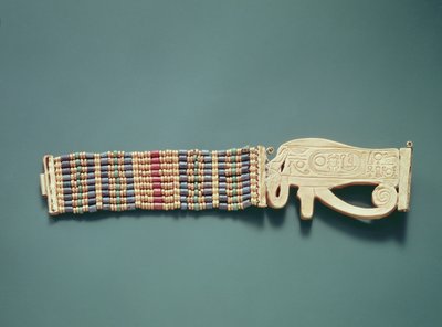 Pulseira de contas flexíveis, do Túmulo de Tutankhamon, Novo Reino (ouro e cornalina com ouro, faiança e contas de vidro) (ver também 391012-13) de Egyptian 18th Dynasty