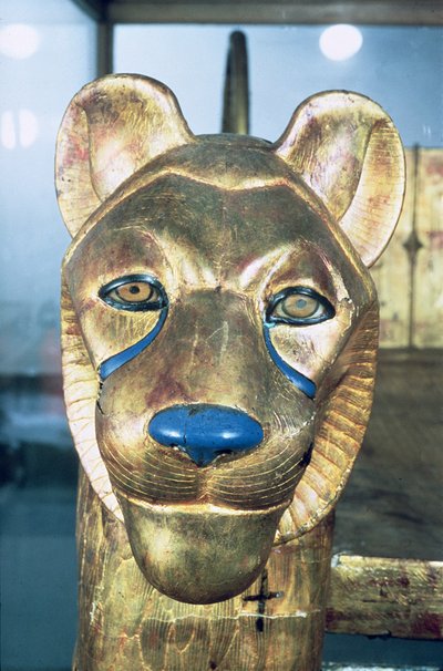 Cabeceira funerária em forma de leão, do túmulo de Tutancâmon (c.1370-1352 aC) Novo reino (madeira estucada e dourada) de Egyptian 18th Dynasty