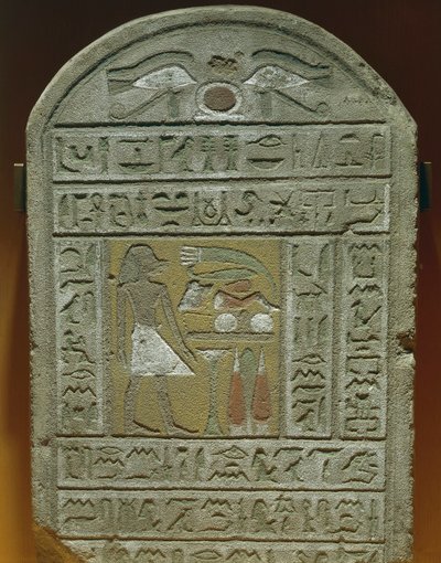 Estela funerária de Ibi, Mestre da câmara no palácio real O falecido perante as oferendas funerárias No topo, olhos de protecção e hieróglifo "Shen" que significa "eternidade" de Egyptian 18th Dynasty