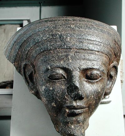 Cabeça de um sacerdote, de um sarcófago, New Kingdom, c.1350 aC (granito) de Egyptian 18th Dynasty