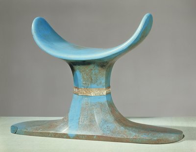 Encosto de cabeça, do túmulo de Tutancâmon (c.1370-52 aC) Novo reino (pasta de vidro azul) de Egyptian 18th Dynasty