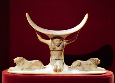 Encosto de cabeça com Shu, o deus egípcio do ar, do túmulo de Tutancâmon, Novo Reino (ver também 391029) de Egyptian 18th Dynasty