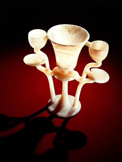 Lâmpada em forma de três flores de lótus, do túmulo de Tutancâmon, Novo Reino (alabastro) de Egyptian 18th Dynasty