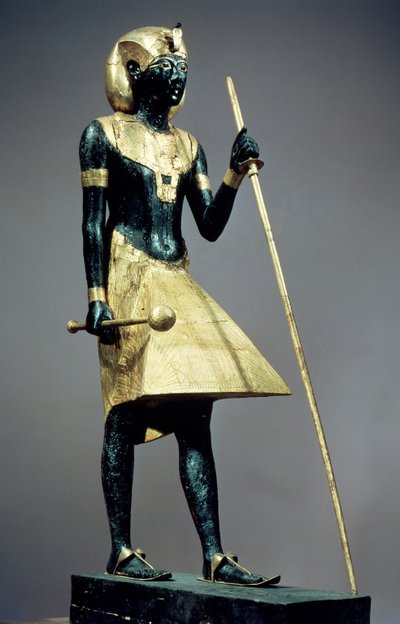 Estatueta Lifesize do rei, do túmulo de Tutancâmon (c.1370-52 aC) Novo Reino (madeira dourada coberta com resina preta) de Egyptian 18th Dynasty