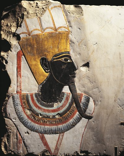 Blocos de calcário pintados com relevos representando Deus Amun-Min, do Templo de Tutmose III em Deir el-Bahari, Egipto de Egyptian 18th Dynasty