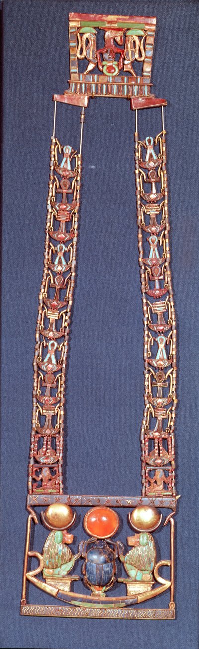 Colar do Sol Nascente, do túmulo de Tutancâmon (c.1370-52 aC) Novo Reino (ouro incrustado com pedras semipreciosas) de Egyptian 18th Dynasty