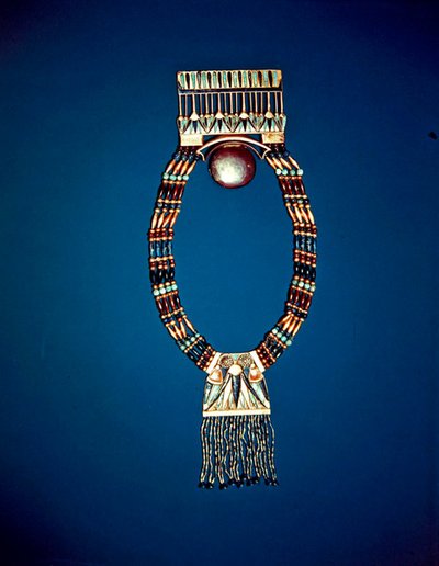 Colar com peitoral lunar, do túmulo de Tutankamon, Novo Reino (electrum, feldspato, lápis-lazúli e contas de ouro) de Egyptian 18th Dynasty