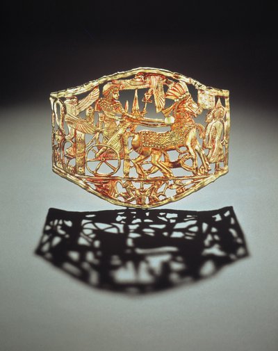 Placa ou fivela a céu aberto mostrando os reis triunfantes com prisioneiros, do Túmulo de Tutancâmon, Novo Reino (ouro) (ver também 148199) de Egyptian 18th Dynasty