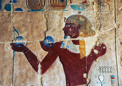 Relevo pintado de Tutmés oferecendo vinho a Sokaris, Templo Mortuário de Hatshepsut, Deir el-Bahari, Luxor, Tebas (Lista do Património Mundial da Unesco de Egyptian 18th Dynasty