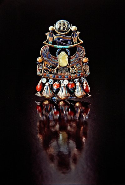 Peitoral com um pássaro-escaravelho, do túmulo de Tutancâmon, Novo Reino (cloisonne dourado decorado com pedras semipreciosas e pasta de vidro) de Egyptian 18th Dynasty