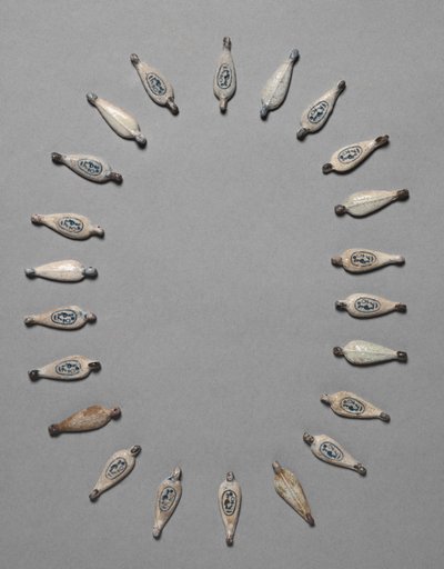 Contas em forma de pétala, c.1391-1353 aC de Egyptian 18th Dynasty