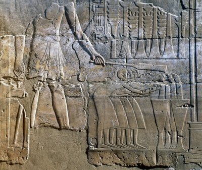 Sacerdote que supervisiona o trabalho das mulheres, relevo de parede, colunata do Templo de Amon (Lista do Património Mundial da Unesco de Egyptian 18th Dynasty