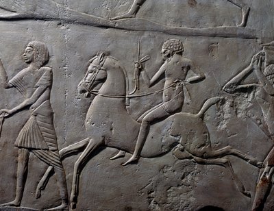 Corrida de estafetas a cavalo, pormenor de um relevo de parede representando um acampamento militar de soldados, calcário, do Túmulo Memphite de Horemheb em Saqqara, Civilização Egípcia, Novo Reino, Dinastia XVIII de Egyptian 18th Dynasty