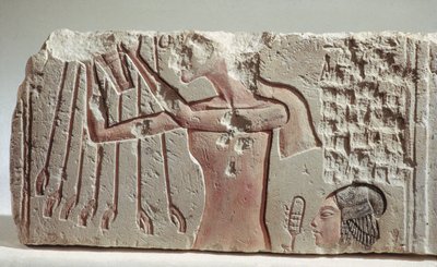 Relief Depicting Akenhaten and His Daughter Offering to the Aten, New Kingdom, c.1352-1336 BC (calcário) de Egyptian 18th Dynasty
