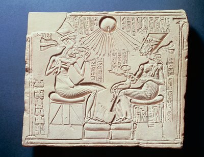 Alívio representando o Rei Amenhotep IV (Akhenaten), sua esposa Nefertiti e seus filhos sob os raios do deus Sol Aton, alívio de Tall al-Amarnah, Reino Novo, Dinastia XVIII de Egyptian 18th Dynasty