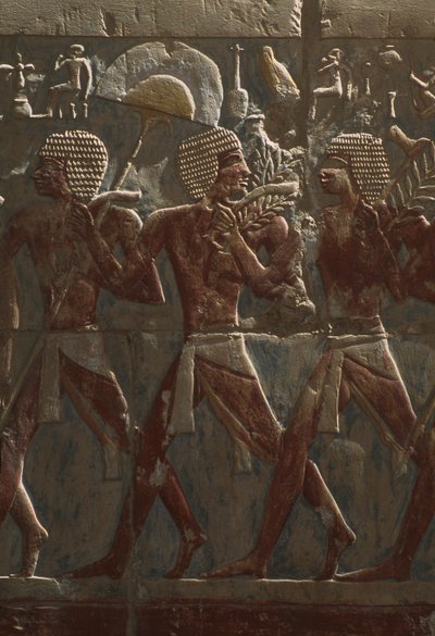 Relevo retratando um desfile em homenagem à deusa Hathor, detalhe, do Templo Mortuário de Hatshepsut (c.1503-1482 aC) Novo Reino (calcário pintado) (ver também 382845) de Egyptian 18th Dynasty