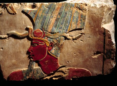 Alívio representando o faraó Thutmosis (Tutmosis ou Thutmus) III coroa Atef de Egyptian 18th Dynasty